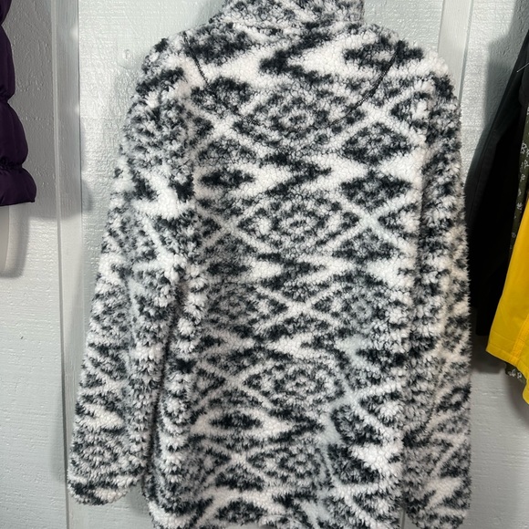 Lucky Find Black and White Sherpa Pullover Size Large EUC - Picture 5 of 7